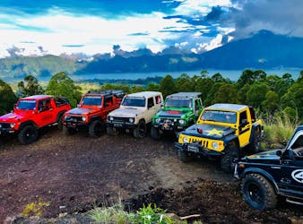 Tour en jeep clásico 4×4 con cascada, amanecer en la caldera Batur y volcán de lava negra Batur